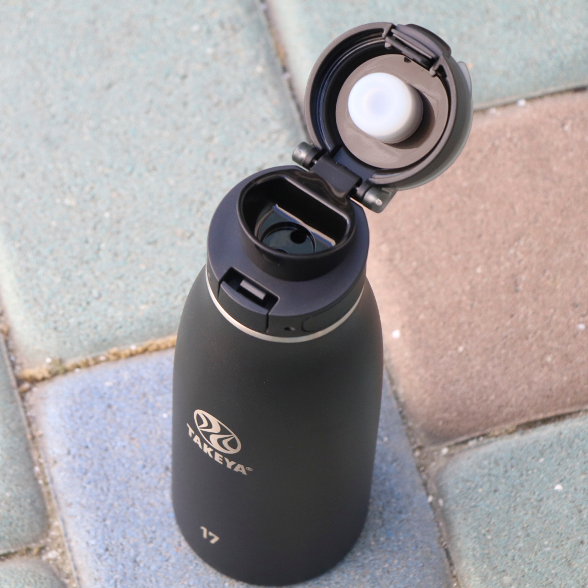 traveler-fliplocktm-lid-e7 96076-R-TravelerLid-Lifestyle-Onyx.png